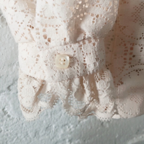 Vintage lace blouse with frill accents - Picture 5 of 6